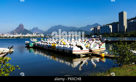 Tretboote in Rio de Janeiro. Rodrigo de Freitas Lagune, Brasilien, Südamerika. Stockfoto