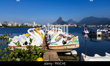 Tretboote in Rio de Janeiro. Rodrigo de Freitas Lagune, Brasilien, Südamerika. Stockfoto