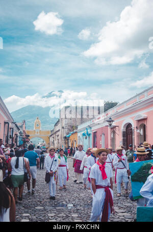 Kinder in traditionellen Maya kleid März in Paraden für Dia de la Independencia 2018 (Tag der Unabhängigkeit) in Antigua Guatemala Stockfoto