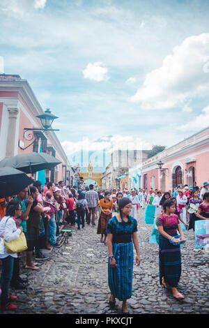 Kinder in traditionellen Maya kleid März in Paraden für Dia de la Independencia 2018 (Tag der Unabhängigkeit) in Antigua Guatemala Stockfoto