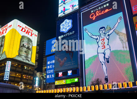 Die leuchtenden bunten Schildern (Plakate), einschließlich der berühmten glico Mann und Asahi Super Dry Anzeichen von Dotonbori im Namba, Osaka, Japan. Stockfoto