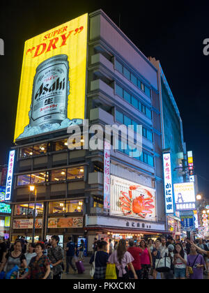 Ein Blick auf die geschäftigen Dotonbori Bezirk in der Nacht, mit der riesige Krabbe Zeichen von Kani Doraku Restaurant und der Asahi Super Dry Leuchtreklame. Osaka, Japan. Stockfoto