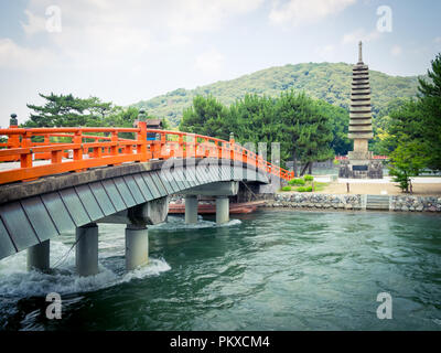 Die Kisenbashi (kisen-bashi, Kisen) Brücke und den 13-tiered Stein Pagode (Jusanju Sekito) auf Tonoshima (Tono-shima) Insel in Uji, Japan. Stockfoto