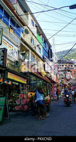 Rocinha Gemeinschaft, viele Leute, viele Häuser, Geschäfte. Rio de Janeiro Stadt. Brasilien Südamerika. Stockfoto