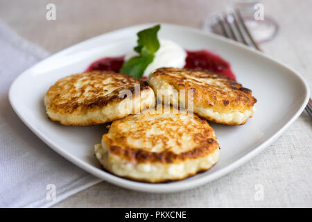 Quark Pfannkuchen mit Rosinen für Frühstück. Hausgemachte Speisen. Stockfoto