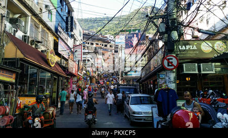 Rocinha Gemeinschaft, viele Leute, viele Häuser, Geschäfte. Rio de Janeiro Stadt. Brasilien Südamerika. Stockfoto