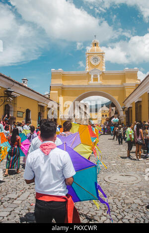 2018: Kinder halten bunte Dekorationen, wie sie marschieren in Paraden für Dia de la Independencia (Tag der Unabhängigkeit) in Guatemala. Stockfoto