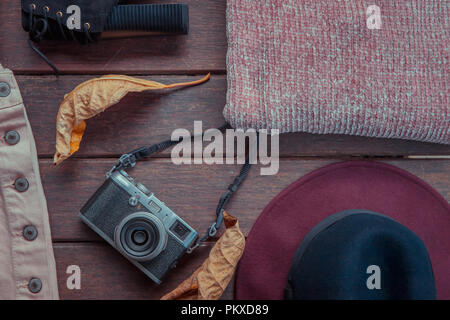 Herbst weiblichen Outfit. Kleidung, Schuhe und Zubehör auf braunem Hintergrund. Fashion Concept Stockfoto