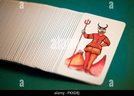 Packung mit symbolischen Bildsprache Tarot Karten mit dem Teufel oder Satan oberste verteilt auf einem grünen Hintergrund hoch angesehen in der Nähe von Winkel Stockfoto