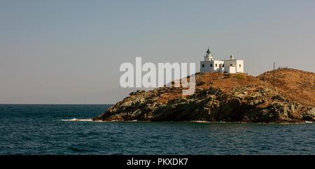 Leuchtturm und Agios Nikolaos Kirche auf felsigen Land. Kea, Tzia der sonnigen Insel, Griechenland. Blauer Himmel, Banner. Stockfoto