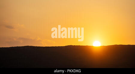 Sonnenuntergang, Sonnenaufgang über den Bergen Silhouette. Vereinzelte Wolken auf bunten Himmel Hintergrund, Raum, Banner. Stockfoto