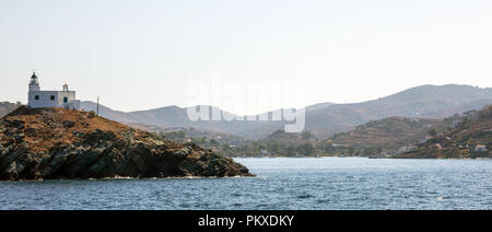 Leuchtturm und Agios Nikolaos Kirche auf felsigen Land. Kea, Tzia der sonnigen Insel, Griechenland. Blauer Himmel, Banner. Stockfoto