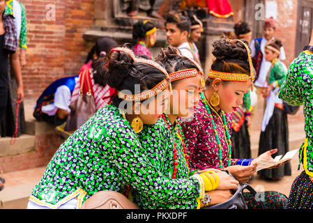 Patan, Kathmandu, Nepal - Juli 17, 2018: Gruppe von Tänzern, die traditionelle Kostüme in Patan Durbar Square, UNESCO Weltkulturerbe Stockfoto