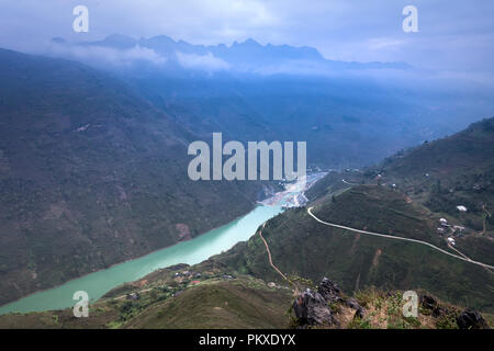 Der Panoramablick von nho Que Fluss von China durch das Gebiet von Vietnam mit dem berühmten Ma Pi Leng Pass in der Provinz Ha Giang, Vietnam Stockfoto