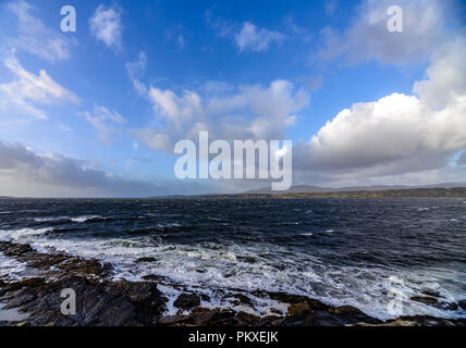 Wunderschöner Sonnenuntergang, stürmische Wellen und wolkiger Himmel, St. John's Point, Co. Donegal in Irland Stockfoto