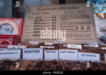 Eine große Auswahl an Tees im algerischen Coffee Shops in Old Compton Street, London, UK Stockfoto