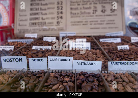 Eine große Auswahl an Tees im algerischen Coffee Shops in Old Compton Street, London, UK Stockfoto