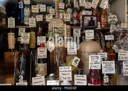 Ein weg Lizenz Schaufenster mit exotischen Spirituosen in Soho, London Stockfoto