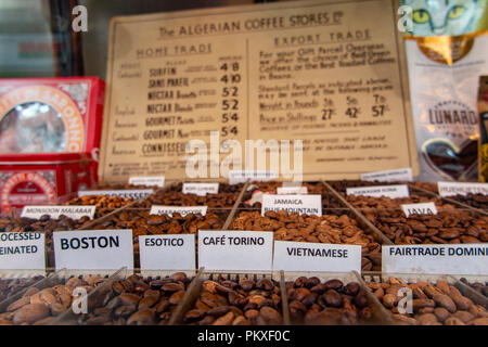 Eine große Auswahl an Tees im algerischen Coffee Shops in Old Compton Street, London, UK Stockfoto