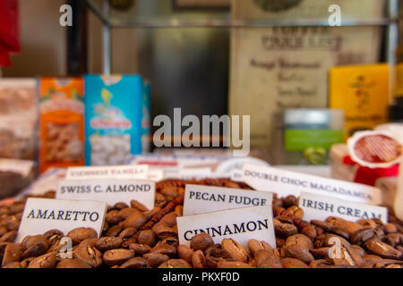 Eine große Auswahl an Tees im algerischen Coffee Shops in Old Compton Street, London, UK Stockfoto