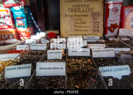 Eine große Auswahl an Tees im algerischen Coffee Shops in Old Compton Street, London, UK Stockfoto