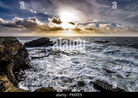 Wunderschöner Sonnenuntergang, stürmische Wellen und wolkiger Himmel, St. John's Point, Co. Donegal in Irland Stockfoto