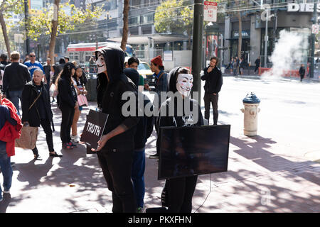 Cube der Wahrheit/Anonyme für die Stimmlosen, vegan Aktivisten in Guy Fawkes Masken; Market Street, San Francisco, Kalifornien, USA Stockfoto