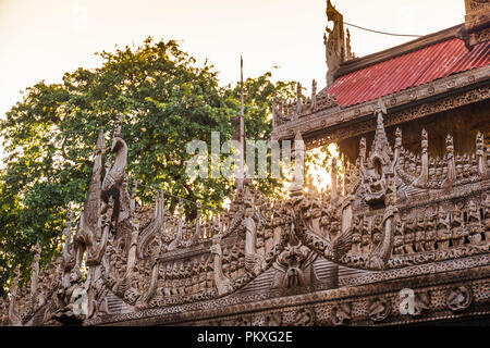 Schnitzereien auf Shwenandaw Kyaung Tempel oder Golden Palace-Kloster in Mandalay, Myanmar Stockfoto