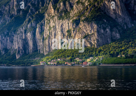 Häuser am Comer See in der Nähe von Lecco unter Berg San Martino, Italien Stockfoto