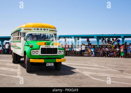 Eine typische Samoan Bus in Apia: eine Explosion von Farben auf einem handgemalten gebaute Holzhütte und auf einen Toyota Lkw geladen. Stockfoto