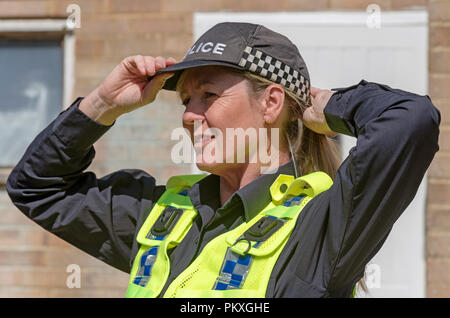 Porträt einer Frau, die Polizisten tragen eine einheitliche Kappe. Stockfoto