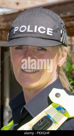 Porträt einer Frau, die Polizisten tragen eine einheitliche Kappe. Stockfoto