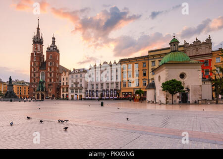 Krakau, Polen - 23. August 2018: Kirche St. Wojciech und die Marienkirche auf dem Marktplatz von Krakau, Polen. Stockfoto