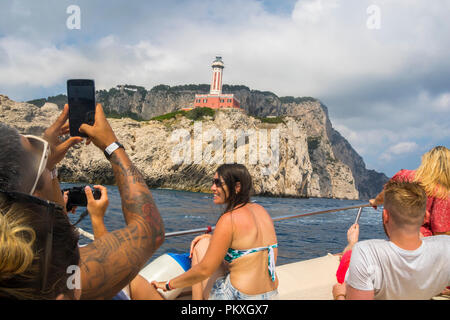 Touristen, Besucher Menschen an Bord ein Segelboot Kreuzfahrt rund um die Insel Capri, Blaue Grotte, Italien Travel Concept, Tourismus Konzept, Bootsfahrt Stockfoto