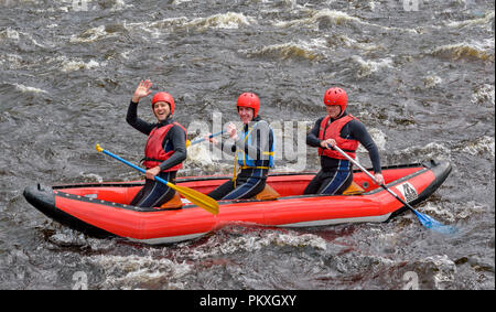 RIVER SPEY SCHOTTLAND DREI fröhliche Menschen Rafting mit Schlauchboot oder Kanu Stockfoto