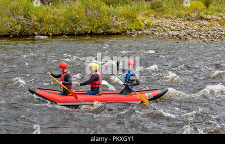 RIVER SPEY SCHOTTLAND DREI PERSONEN RAFTING IM SCHLAUCHBOOT ODER KANU Stockfoto