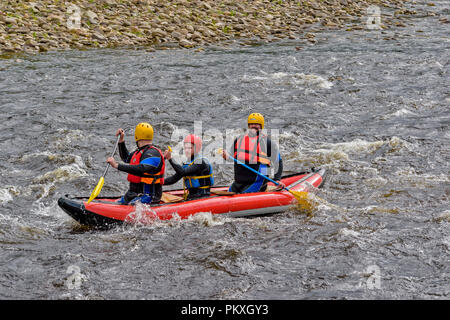 RIVER SPEY SCHOTTLAND DREI PERSONEN RAFTING mit Schlauchboot oder Kanu Stockfoto