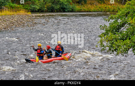 RIVER SPEY SCHOTTLAND DREI PERSONEN RAFTING mit Kanu und Schlauchboot oder Boot Stockfoto