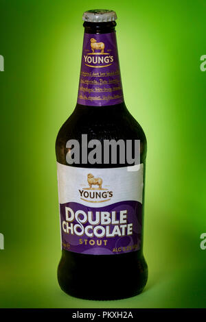 ZAGREB, KROATIEN - 16. SEPTEMBER 2018: Young's Double Chocolate Stout, durch Wells & Young Ltd England gebraut, Vereinigtes Königreich. Bier aus den berühmten britischen Stockfoto