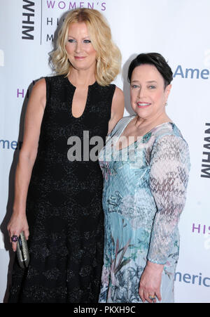 BEVERLY HILLS, Ca - 15. SEPTEMBER: (L-R) Chef Sandra Lee und Schauspielerin Kathy Bates teilnehmen 7. jährliche Frauen National Women's History Museum die Geschichte Auszeichnungen am 15. September 2018 im Beverly Hilton Hotel in Beverly Hills, Kalifornien. Foto von Barry King/Alamy leben Nachrichten Stockfoto