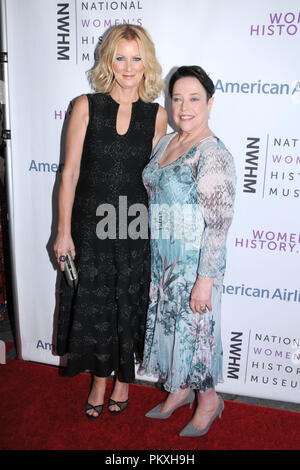 BEVERLY HILLS, Ca - 15. SEPTEMBER: (L-R) Chef Sandra Lee und Schauspielerin Kathy Bates teilnehmen 7. jährliche Frauen National Women's History Museum die Geschichte Auszeichnungen am 15. September 2018 im Beverly Hilton Hotel in Beverly Hills, Kalifornien. Foto von Barry King/Alamy leben Nachrichten Stockfoto