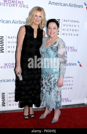 BEVERLY HILLS, Ca - 15. SEPTEMBER: (L-R) Chef Sandra Lee und Schauspielerin Kathy Bates teilnehmen 7. jährliche Frauen National Women's History Museum die Geschichte Auszeichnungen am 15. September 2018 im Beverly Hilton Hotel in Beverly Hills, Kalifornien. Foto von Barry King/Alamy leben Nachrichten Stockfoto