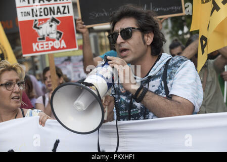 Athen, Griechenland. 15 Sep, 2018. Linke März riefen Slogans gegen den Faschismus, wie Sie auf die Straße in Erinnerung an Pavlos Fyssas, der 34 Jahre alte Rapper, die zum Tod am 18. September erstochen wurde, 2013 von Giorgos Roupakias, Mitglied der Griechischen neo-nazi party Golden Dawn. Versuch's Golden Dawn im April 2015 begann, ist noch im Gange, während massive Beweise, die auf viele GD-Übergriffe auf Migranten und linke gebracht wurde. Credit: Nikolas Georgiou/ZUMA Draht/Alamy leben Nachrichten Stockfoto