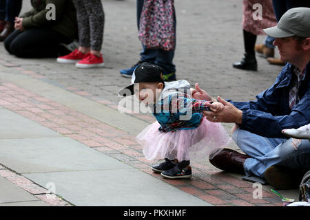 Manchester, Großbritannien. 15. September 2018. Ein junges Kind Tänzer beobachten von Firma Chamäleon ein geben Street Dance Performance in St. Anns Square, Manchester, 15. September 2018 (C) Barbara Cook/Alamy leben Nachrichten Stockfoto