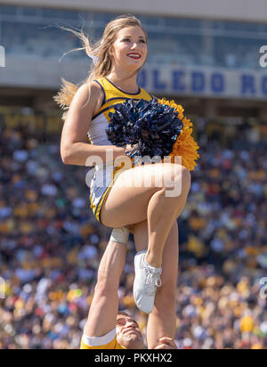 Toledo, Ohio, USA. 15 Sep, 2018. Ein Toledo Cheerleader führt an der Seitenlinie während der NCAA Football Spiel zwischen der Toledo Rockets und die Miami Hurricanes am Glas Schüssel in Toledo, Ohio. Kyle Okita/CSM/Alamy leben Nachrichten Stockfoto