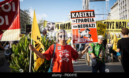 Athen, Griechenland. 15 Sep, 2018. Eine Frau gesehen, eine Flagge und ein Poster während des Protestes. Tausende Demonstranten auf den Straßen gegen den Faschismus und Rassismus in Athen. Der März war vor allem auf den Mord an dem Rapper Pavlos Fyssas konzentriert, von einem Neonazi im Stadtzentrum von Piräus vor ein paar Jahren. Credit: Ioannis Alexopoulos/SOPA Images/ZUMA Draht/Alamy leben Nachrichten Stockfoto