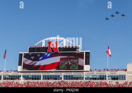 Lincoln, NE. Usa 15 Sep, 2018. Vier F-16 Fighting Falcons aus 120 Fighter Squadron, Colorado Air National Guard bei Buckley Air Force Base in der Aurora, CO., eine Überführung, bevor ein NCAA Division 1 Football Game zwischen den Troy Trojans und den Nebraska Cornhuskers bei Memorial Stadium in Lincoln, NE. Teilnahme: 89,360. Troy gewann 24-19. Michael Spomer/Cal Sport Media/Alamy leben Nachrichten Stockfoto