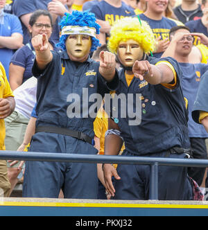 Toledo, Ohio, USA. 15 Sep, 2018. Mitglieder in Toledo ''bru Crew'' in der Standplätze während der NCAA Football Spiel zwischen den Toledo Rockets und die Miami Hurricanes am Glas Schüssel in Toledo, Ohio. Kyle Okita/CSM/Alamy leben Nachrichten Stockfoto