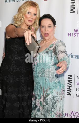 Beverly Hills, CA. 15 Sep, 2018. Sandra Lee, Kathy Bates in der Ankunftshalle für Geschichte Museum 7. jährliche Frauen National Women's Making History Awards, The Beverly Hilton, Beverly Hills, CA 15. September 2018. Credit: Priscilla Grant/Everett Collection/Alamy leben Nachrichten Stockfoto