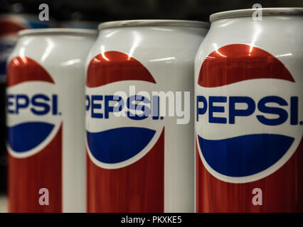 Kiew, Ukraine. 13 Sep, 2018. Reihe von Pepsi Cola Dosen im Laden gesehen. Quelle: Igor Golovniov/SOPA Images/ZUMA Draht/Alamy leben Nachrichten Stockfoto